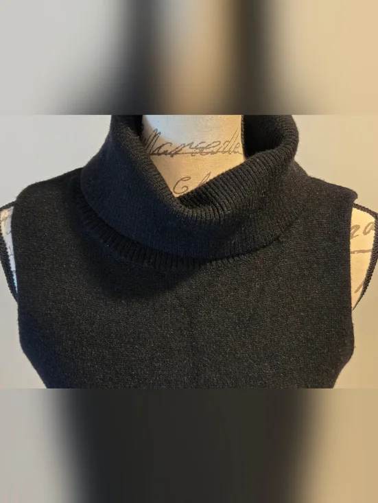 Carmen Marc Valvo Sleeveless Turtleneck Sweater - Black Size S. - Picture 9 of 15